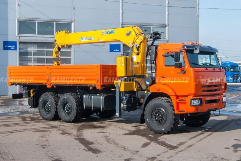 Бортовой КАМАЗ 43118 (6х6) с КМУ XCMG SQS200-6, двигатель КАМАЗ, спальное место — фото